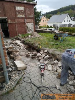 Die Gartenbahn kommt nun weg.